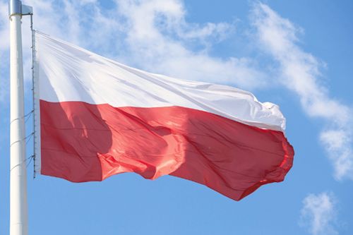 Kultura narodowa - polska flaga na tle nieba